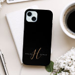 Funda Para iPhone 15 Mini Guión femenino de oro negro moderno monogramado<br><div class="desc">Estuche para iPhone monogramado moderno con guión femenino de oro negro. Personalice fácilmente este moderno y elegante estuche de teléfono con su monograma y nombre personalizado.</div>
