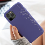Funda Para iPhone 13 Pro Max Guión moderno de nombre elegante azul violeta<br><div class="desc">Moderna moda de niñas simple color perwinkle color púrpura del año elegante guión de nombre con giros cursivos.</div>