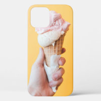 Helado de fresa en cono
