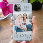 Funda Para iPhone 11 Pro Max Hermana no biológica Amor Dusty Personalizado azul<br><div class="desc">Cita de amistad en polvoriento estuche azul para iPhone con tu propia foto. El texto dice "amor a la hermana no biológica" y está escrito en tipografía casual con un elegante guión escrito a mano. La plantilla de fotos está configurada para que añadas tu propia foto - una imagen cuadrada...</div>