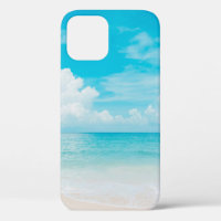 Hermosa playa tropical con cielo azul y c blanco