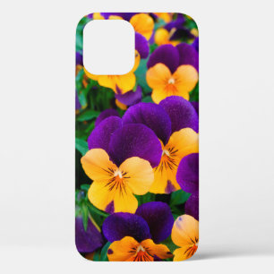 Funda Para iPhone 12 Hermosas pansias florecientes en el jardín