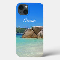 Hermoso mar tropical con costa cubierta de roca