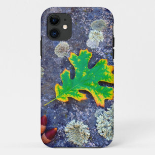 Funda Para iPhone 11 Hojas de roble y maíz en una roca cubierta de Lich
