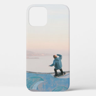 Funda Para iPhone 12 Hombre en patinaje azul en la pared en la playa