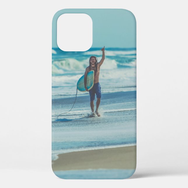 Funda De Case-Mate Para iPhone Hombre llevando tabla de surf en la playa (Reverso )