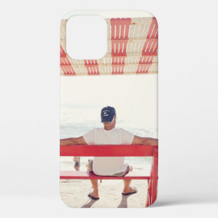 Funda Para iPhone 12 Hombre sentado en un banco cerca de la playa