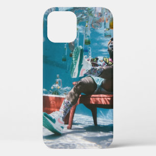 Funda Para iPhone 12 Hombre sentado en una silla bajo el agua con fondo