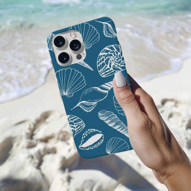 Funda De Case-Mate Para iPhone Ilustracion de la cubierta marina (Blue seashell phone case with hand drawn illustrated sea shells on a blue background.)
