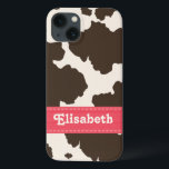 Funda Para iPhone 13 Impresión de vaca marrón rosa<br><div class="desc">Si te encantan las huellas de vacas marrones y blancas y las manchas de vacas, te encantará este diseño de piel de vaca marrón y crema adorable y moderno con un aspecto de cinta rosa puntiaguda que puede personalizarse con tu nombre. Pintura © Chrissy H. Studios, LLC. Todos Los Derechos...</div>