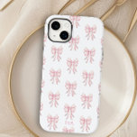 Funda Para iPhone 14 Plus De Case-Mate Iniciales monogramas del patrón de coqueta de barr<br><div class="desc">Estuche de iphone personalizado con un patrón de arco rosa ondulado al estilo de coqueta. Añadir su nombre, monograma o inicial. Diseñado para el iPhone 14 Plus pero se adapta a muchos otros modelos. Si elige un modelo diferente, compruebe que el diseño sigue siendo genial en la previsualización y ajuste...</div>