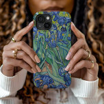 Funda Para iPhone 15 Irlandeses | Vincent van Gogh<br><div class="desc">Irises (1889) del artista holandés post-impresionista Vincent Van Gogh. El paisaje original es un óleo sobre lienzo que muestra un jardín de flores de iris florecientes. Utilice las herramientas de diseño para agregar texto personalizado o personalizar la imagen.</div>