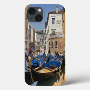 title_seo2 Italia, Venecia, góndolas amarradas a lo largo del