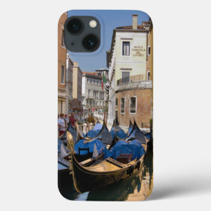 title_seo2 Italia, Venecia, góndolas amarradas a lo largo del