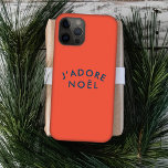 Funda Para iPhone 15 J'adore Noel | Navidades de amor modernos rojo y n<br><div class="desc">Sencillo y elegante J'adore Noel" cita casos de teléfono vacacional de arte con tipografía moderna y minimalista en azul marino sobre un fondo de coral rojo en un estilo festivo de moda. La cita se traduce como "Amo a los navidades" en francés. ¡El regalo o accesorio perfecto para la temporada...</div>