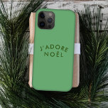Funda Para iPhone 15 J'adore Noel | Nochebuena Minimalista moderna de a<br><div class="desc">Sencillo y elegante J'adore Noel" cita el caso de un teléfono de vacaciones de arte con tipografía moderna y minimalista en verde bosque sobre un fondo verde sabio en un estilo festivo de moda. La cita se traduce como "Amo a los navidades" en francés. ¡El regalo o accesorio perfecto para...</div>