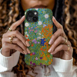 Funda Para iPhone 15 Jardín de flores | Gustav Klimt<br><div class="desc">El jardín de flores (1905-1907) del artista austriaco Gustav Klimt es una obra maestra del arte de principios del siglo XX. Esta escena exuberante e impresionista rebosa de flores coloridas en un fascinante tapiz natural que refleja el estilo decorativo de Klimt y el amor por los motivos florales. Las ricas...</div>