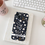 Funda Para iPhone 13 Jardín suave y minimalista de flores silvestres Co<br><div class="desc">Flores silvestres de jardín suave y colorido minimalista Corazón de la alfombra verde de la zona amarilla</div>