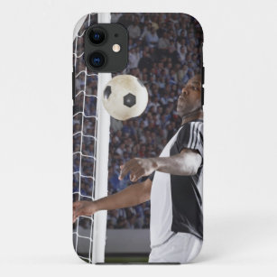 Funda Para iPhone 11 Jugador de fútbol que hace frente a la bola del
