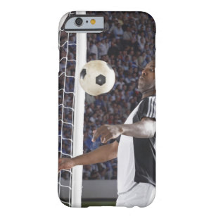 Funda Barely There Para iPhone 6 Jugador de fútbol que hace frente a la bola del