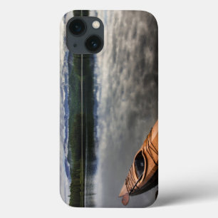 Funda Para iPhone 13 Kayak de madera en la orilla del lago Beaver