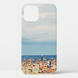 Funda Para iPhone 12 La gente en la playa de arena marrón