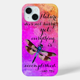 Funda Para iPhone 15 La Naturaleza No Se Apresura Lao Tzu Cita Libélula