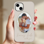 Funda Para iPhone 14 Plus De Case-Mate La vida amorosa con la foto enmarcada de Oval neut<br><div class="desc">Estuche de iphone sencillo y moderno con foto y texto escrito a mano, "amando la vida contigo". La plantilla de fotos está configurada para mostrar la foto en forma ovalada y enmarcada. La cubierta del teléfono está impresa en color verde, beige neutro y bronceado, aunque se puede cambiar todos los...</div>