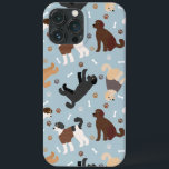 Funda Para iPhone 13 Pro Max Labradoodle / Goldendoodle Bones y Pastas<br><div class="desc">Labradoodle lindo / Los perros goldendoodle se sientan y se ponen de pie y vuelan con crema,  albaricoque,  chocolate,  negro y partícipes con huesos de perro dispersos y motivos de trineo.</div>