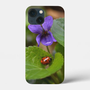 Funda Para iPhone 13 Mini Ladybug sobre las dulces flores violetas
