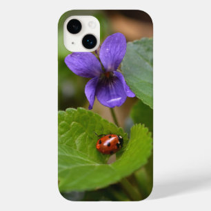 Funda Para iPhone 14 Plus De Case-Mate Ladybug sobre las dulces flores violetas