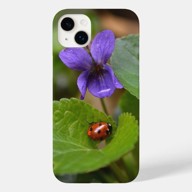 Funda De Case-Mate Para iPhone Ladybug sobre las dulces flores violetas (Reverso )