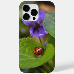 Funda Para iPhone 14 Pro Max De Case-Mate Ladybug sobre las dulces flores violetas