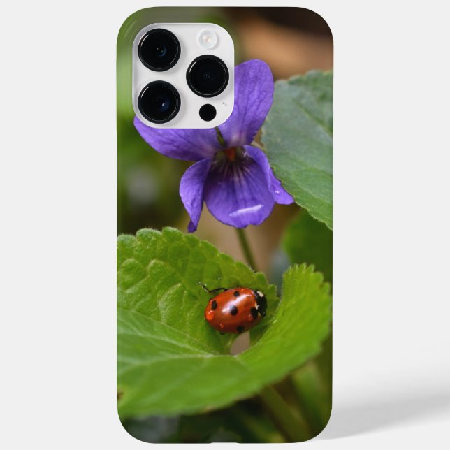 Funda De Case-Mate Para iPhone Ladybug sobre las dulces flores violetas (Reverso)