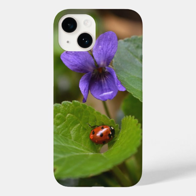 Funda De Case-Mate Para iPhone Ladybug sobre las dulces flores violetas (Reverso )