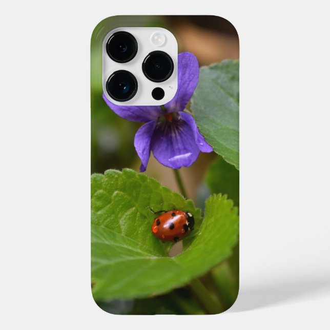 Funda De Case-Mate Para iPhone Ladybug sobre las dulces flores violetas (Reverso )