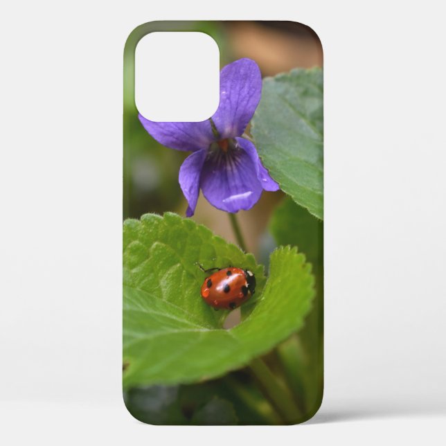 Funda De Case-Mate Para iPhone Ladybug sobre las dulces flores violetas (Reverso )