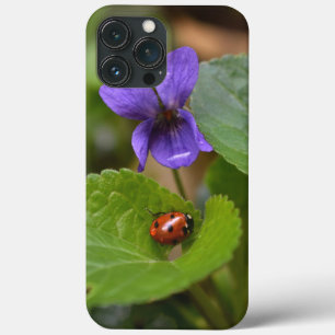 Funda Para iPhone 13 Pro Max Ladybug sobre las dulces flores violetas