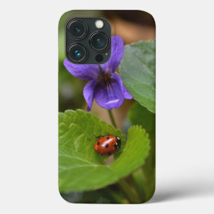 Funda Para iPhone 13 Pro Ladybug sobre las dulces flores violetas