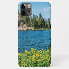 Funda Para iPhone 11 Pro Max Lago de flores amarillas // Paisaje de montaña