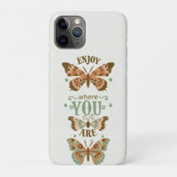las mariposas del núcleo de la cabaña disfrutan do