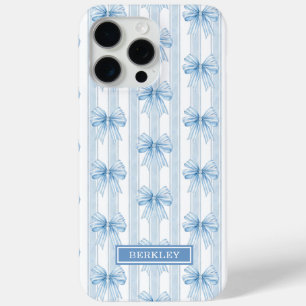 Funda Para iPhone 15 Pro Max Lazos Coquetos Azules en Monograma de Rayas