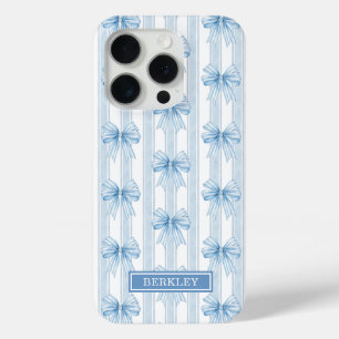 Funda Para iPhone 15 Pro Lazos Coquetos Azules en Monograma de Rayas