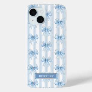 Funda Para iPhone 15 Lazos Coquetos Azules en Monograma de Rayas