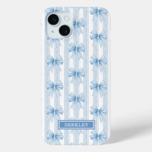 Funda Para iPhone 15 Mini Lazos Coquette Azules en Rayas Monogramadas