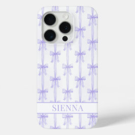 Funda Para iPhone 15 Pro Lazos de Coqueta Morada con Monograma Rayado
