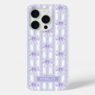 Funda Para iPhone 15 Pro Lazos de Coqueta Morada en Rayas Monogramadas