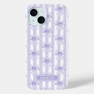 Funda Para iPhone 15 Lazos de Coqueta Morada en Rayas Monogramadas
