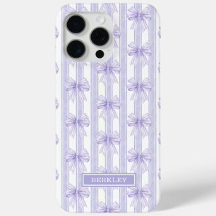 Funda Para iPhone 15 Pro Max Lazos de Coqueta Morada en Rayas Monogramadas