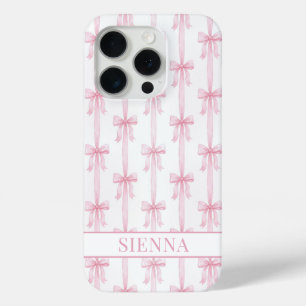Funda Para iPhone 15 Pro Lazos de Coqueta Rosa con Monograma Rayado